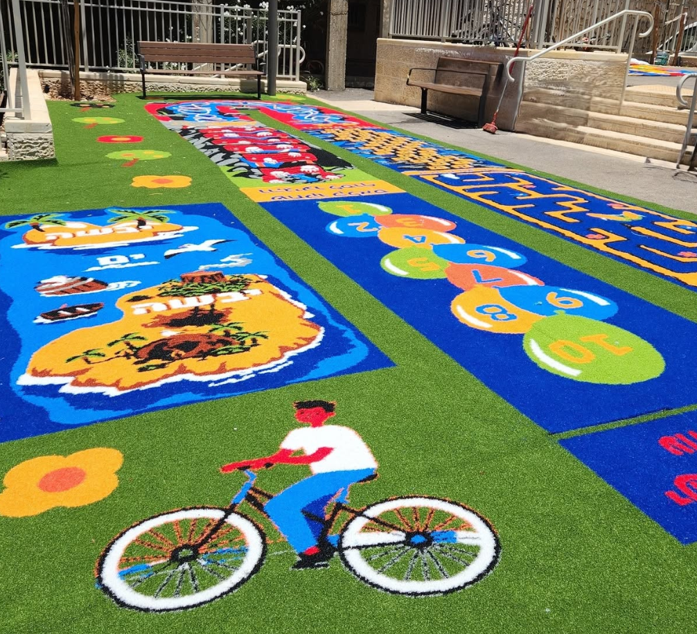 Professional New Design Custom Playground Fun Hopscotch Rug Custom Artificial Grass Pattern Made of PE Material